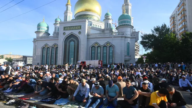 Верующие на празднике Курбан-байрам у Московской соборной мечети