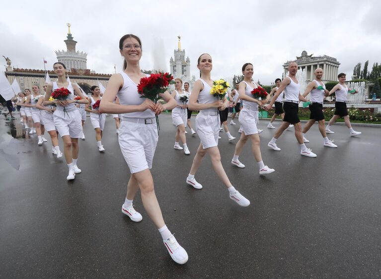 Выставка Россия. Театрализованное шествие от Московского исторического фестиваля Времена и эпохи 