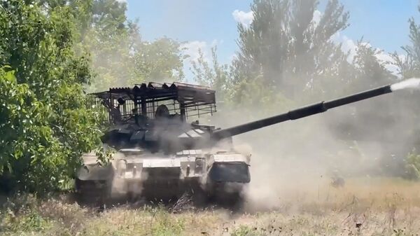 Военнослужащие экипажа танка Т-72Б3 мотострелкового соединения группировки войск Центр разгромили опорный пункт ВСУ на Авдеевском направлении