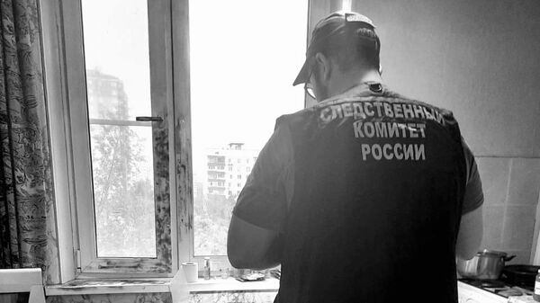Сотрудник СК РФ на месте убийства мужчин на юго-западе Москвы. 17 июня 2024