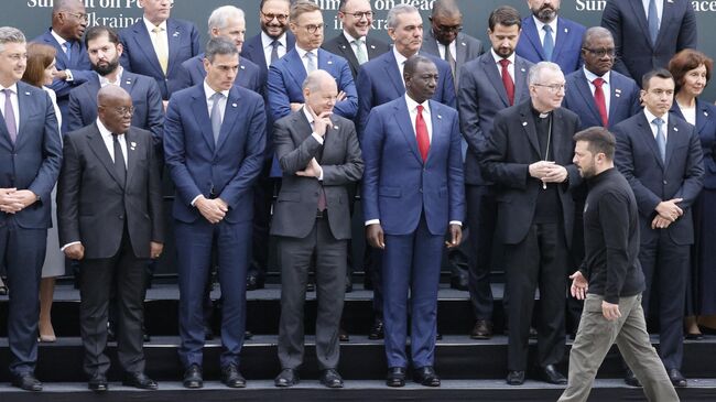 Перед церемонией фотографирования участников саммита по Украине в Швейцарии