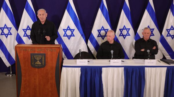 Биньямин Нетаньяху, Йоав Галант и Бени Ганц во время пресс-конференции