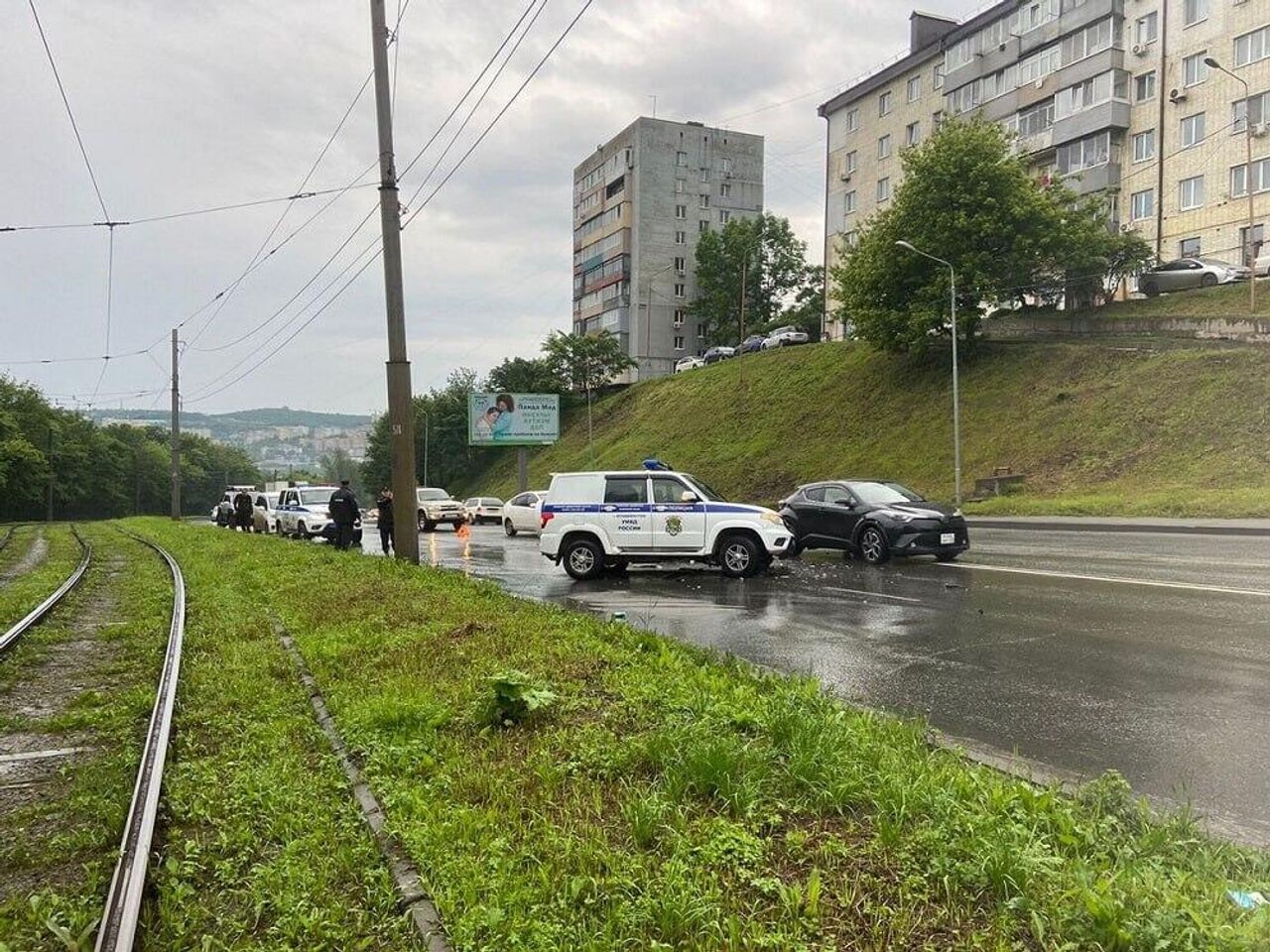 Во Владивостоке водитель иномарки врезался в машину полиции - РИА Новости,  17.06.2024