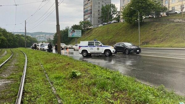 Место ДТП, где водитель иномарки врезался в патрульную машину полиции во Владивостоке. 17 июня 2024