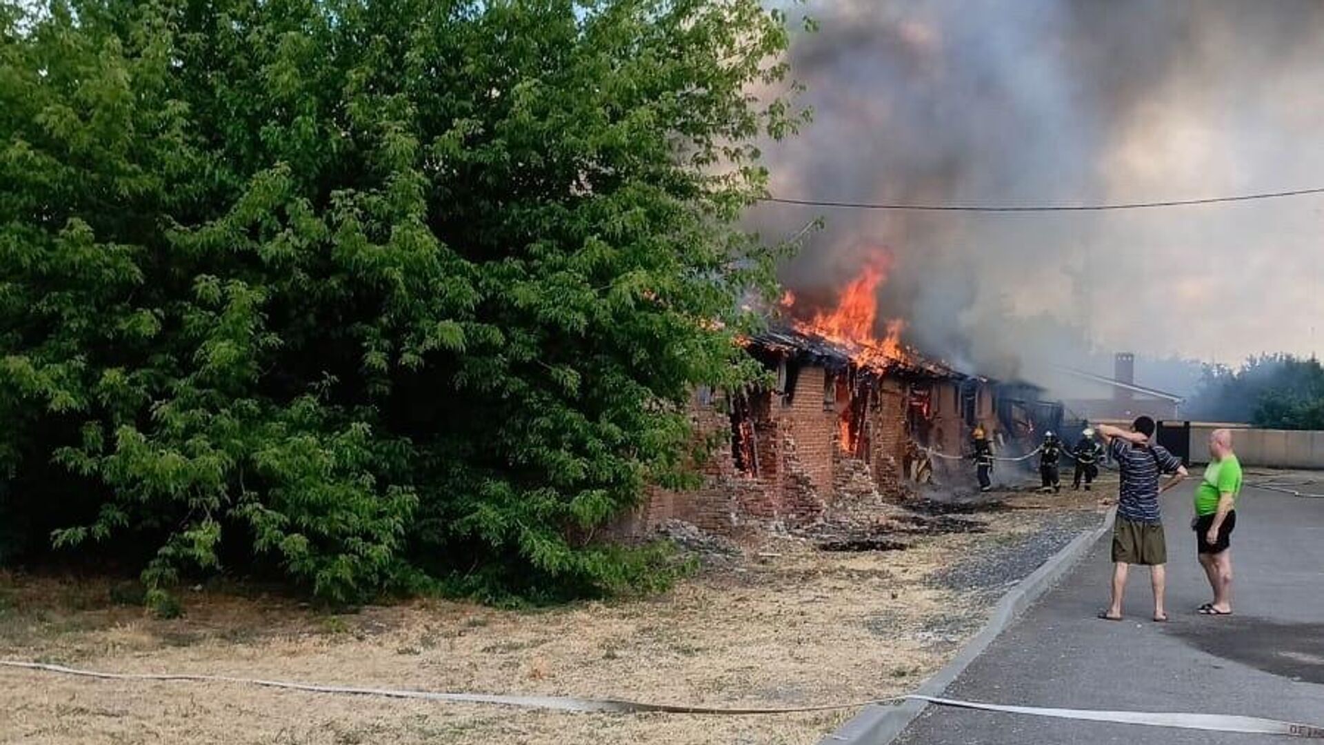 Место пожара на неэксплуатируемом складе в хуторе Новоалександровка в Азовском районе Ростовской области. 17 июня 2024 - РИА Новости, 1920, 17.06.2024