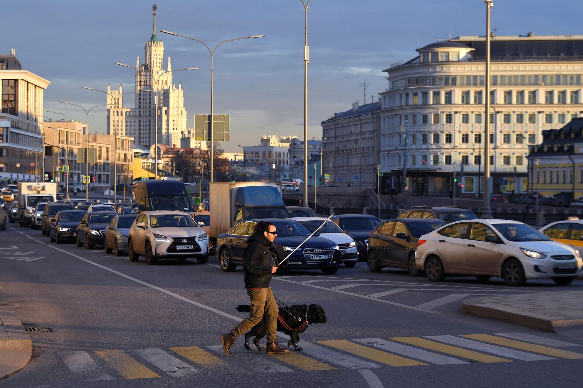 Мужчина переходит дорогу на одной из улиц Москвы