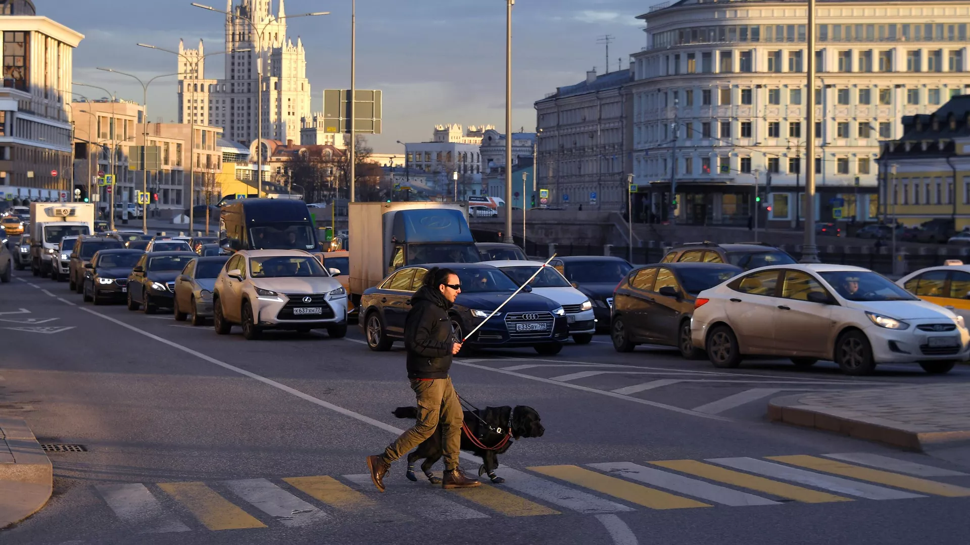 Изображение Земли из космоса или космонавта, демонстрирующее космическую тематику