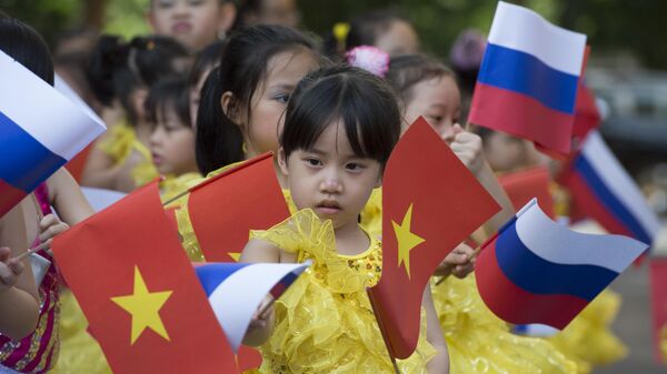  Дети с флагами России и Вьетнама на церемонии официальной встречи президента России на площади перед Президентским дворцом в Ханое