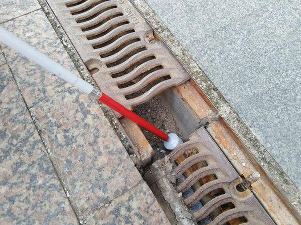Белая трость слепого пешехода попала в поврежденный элемент ливневой канализации