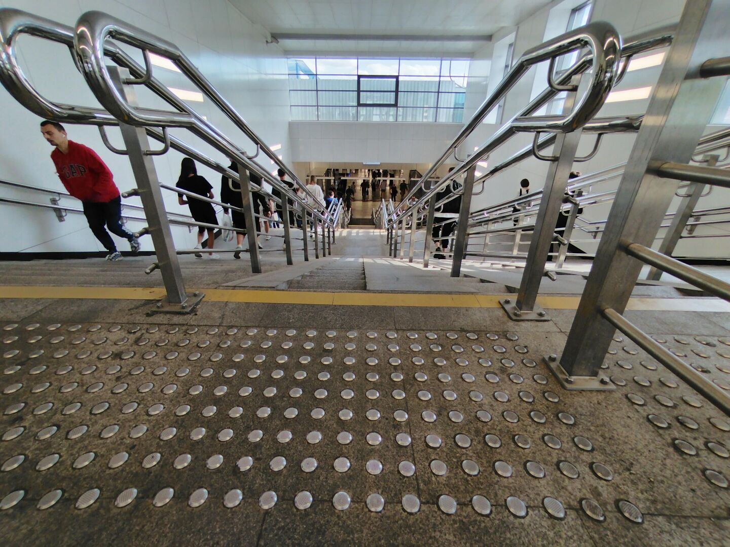 Тактильные указатели в метро