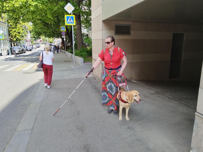 Светлана Телицына указывает на отсутствие тактильных указателей у выезда из подземного паркинга в Москве