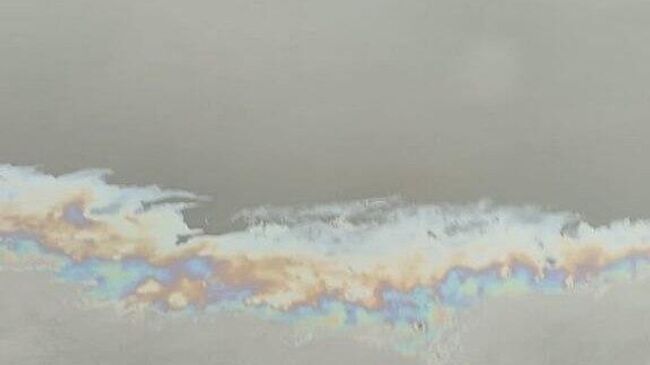 Разлив нефтепродуктов в реке