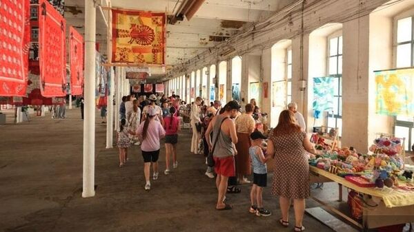 Более 200 платков представили художники на фестивале в Свердловской области