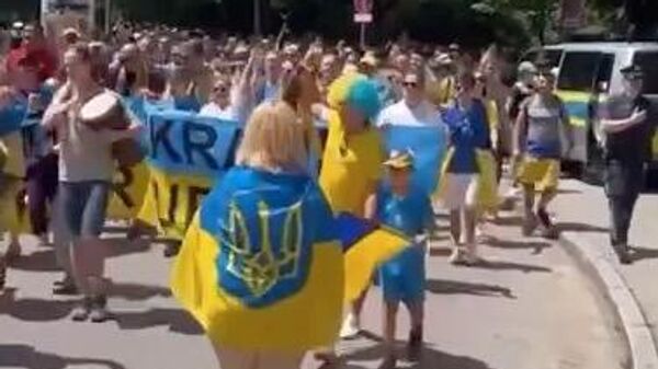 Шествие украинских болельщиков к стадиону в Мюнхене