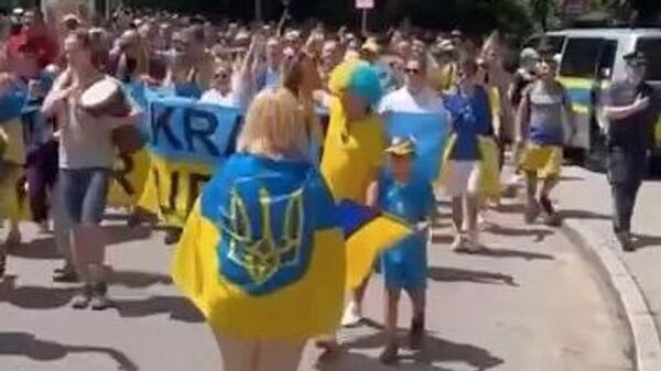 Шествие украинских болельщиков к стадиону в Мюнхене