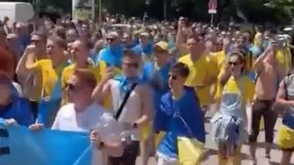 Шествие украинских болельщиков к стадиону в Мюнхене. Стоп-кадр видео