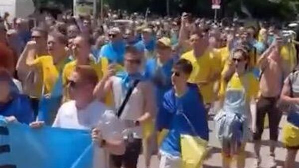 Шествие украинских болельщиков к стадиону в Мюнхене. Стоп-кадр видео