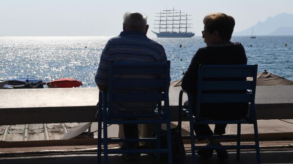 Пенсионеры отдыхают на набережной. Архивное фото