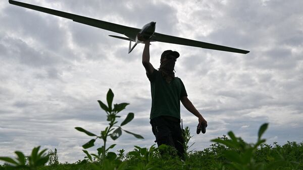Оператор БПЛА ВСУ запускает авиаударный дрон 