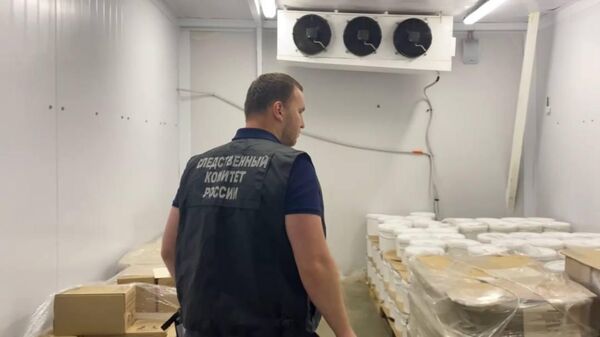 Сотрудник СК России во время обысков в местах реализации продуктов питания из-за отравления людей в Москве