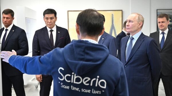 Президент РФ Владимир Путин во время осмотра выставки IT и креативной индустрии в Якутске