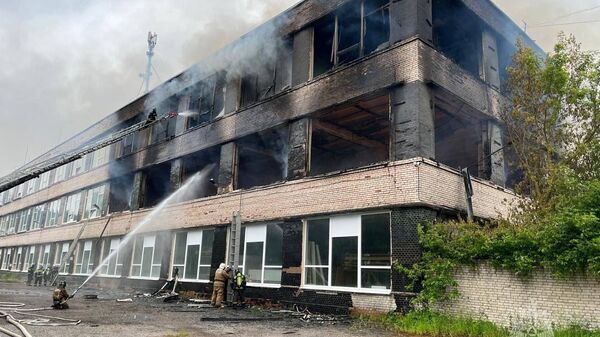 Место пожара в трехэтажном производственном здании в городе Гатчина Ленинградской области. 18 июня 2024