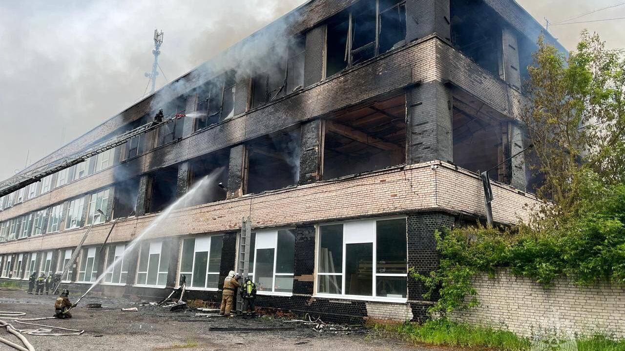 В Ленинградской области загорелось производственное здание - РИА Новости,  18.06.2024