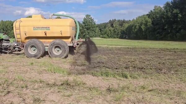 Польские фермеры разливают свиной навоз вдоль границы с Белоруссией