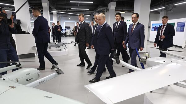 Президент РФ Владимир Путин на выставке в Якутске образцов промышленной продукции, применяемой в зоне проведения СВО