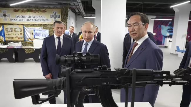Президент РФ Владимир Путин и глава Республики Саха (Якутия) Айсен Николаев на выставке в Якутске образцов промышленной продукции, применяемой в зоне проведения СВО