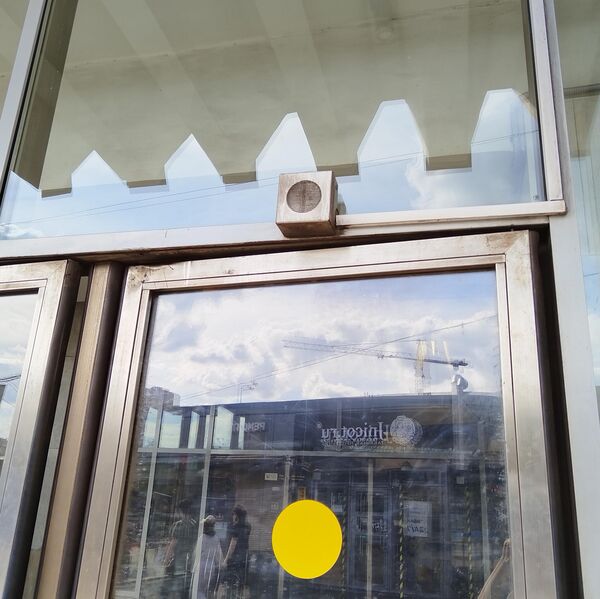 Звуковой оповещатель над входом в метро в Москве