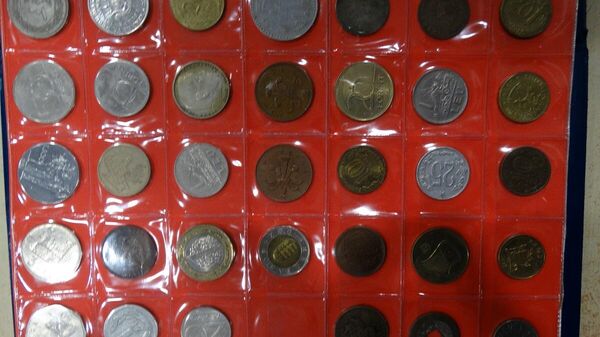 Старые монеты, изъятые сотрудниками Таможенно-налоговой службы у гражданки Украины при въезде в Польшу
