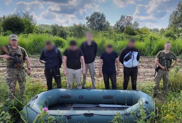 Задержанные мужчины, пытавшиеся сбежать через реку Тиса в Венгрию Задержанные мужчины, пытавшиеся сбежать через реку Тиса в Венгрию