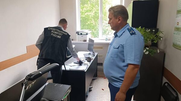 Сотрудник СК РФ на месте убийства в Рязанской области