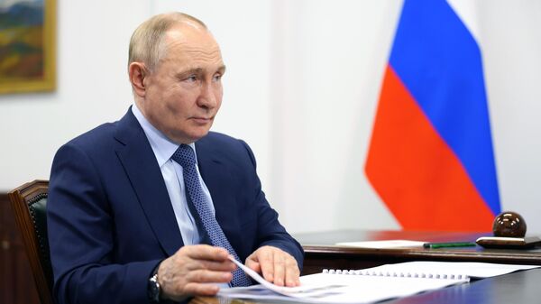 Путин готов к диалогу с Макроном, заявил Песков