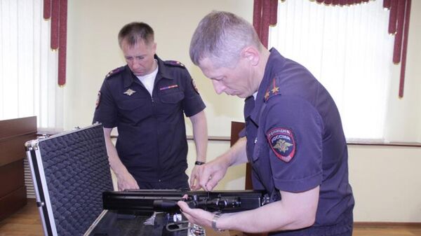  Кировские полицейские передали антидроновое ружье и детектор дронов участникам СВО