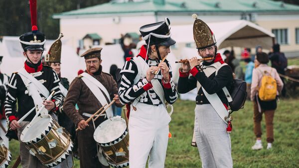 Русские военные музыканты готовятся к выходу на поле Бородинской битвы