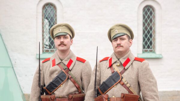 Реконструкторы в форме рядовых Лейб-гвардии Преображенского полка перед Ратной палатой