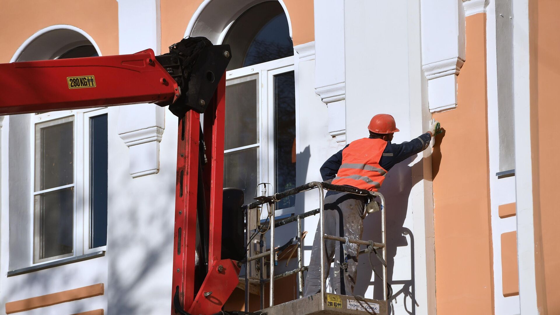 Ремонт фасадов зданий в Малом Златоустинском переулке в Москве - РИА Новости, 1920, 21.06.2024