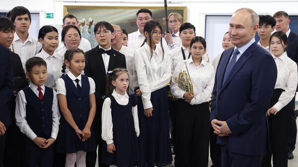 Путин посетил концерт в Высшей школе музыки в Якутске