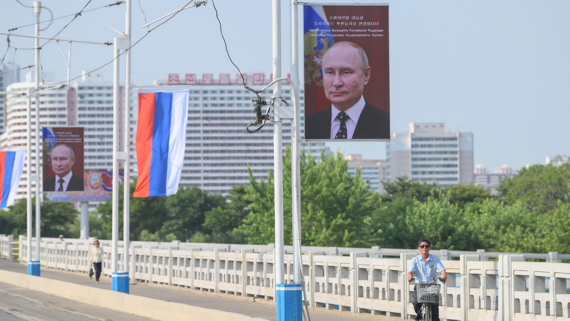 Баннеры с портретом президента РФ Владимира Путина и российские флаги на улице в Пхеньяне. 18 июня 2024 - РИА Новости, 1920, 18.06.2024