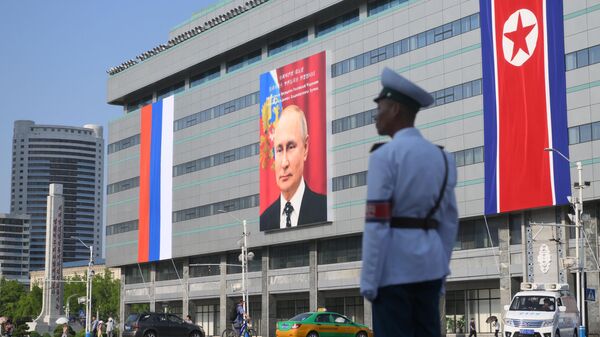 Баннер с портретом президента РФ Владимира Путина на здании в Пхеньяне. 18 июня 2024