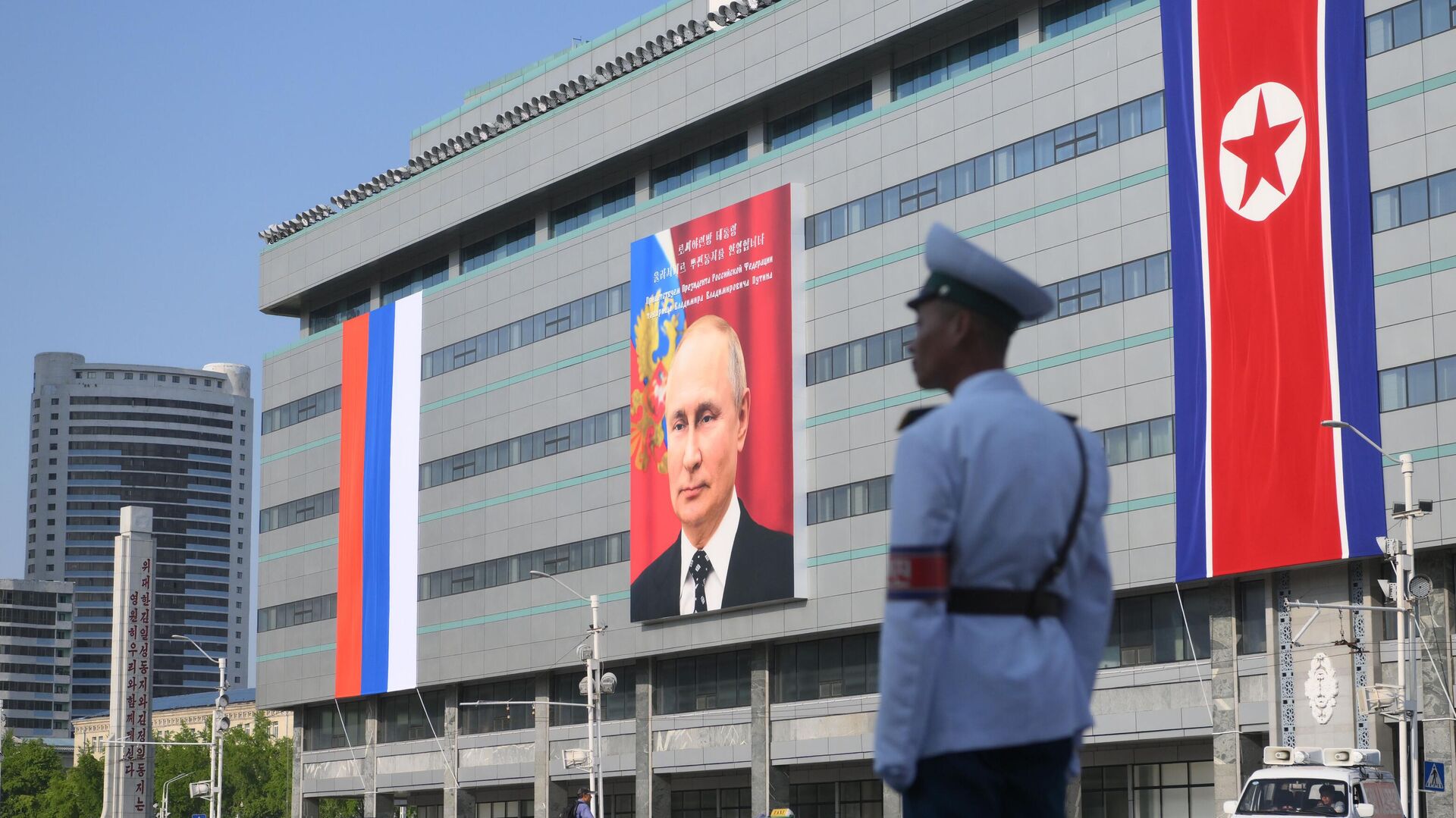 Баннер с портретом президента РФ Владимира Путина на здании в Пхеньяне. 18 июня 2024 - РИА Новости, 1920, 18.06.2024
