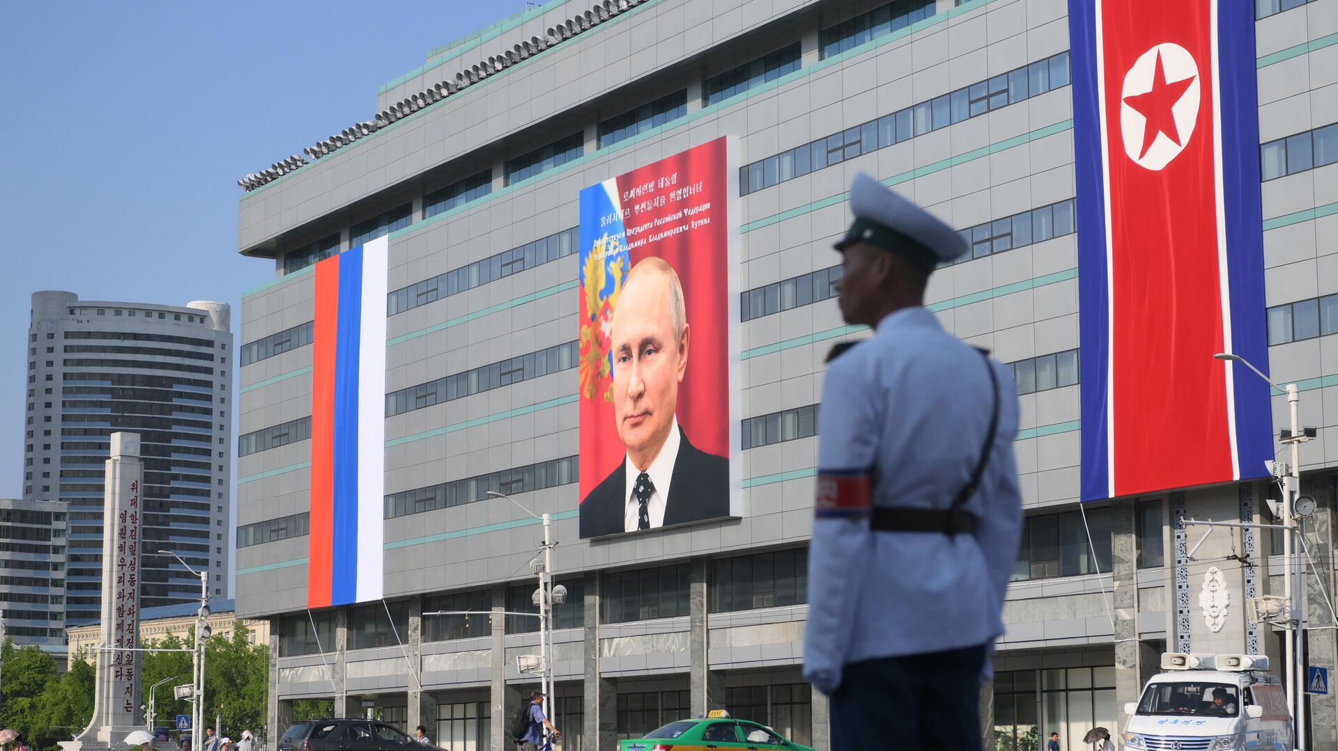 Баннер с портретом президента РФ Владимира Путина на здании в Пхеньяне - РИА Новости, 1920, 19.06.2024