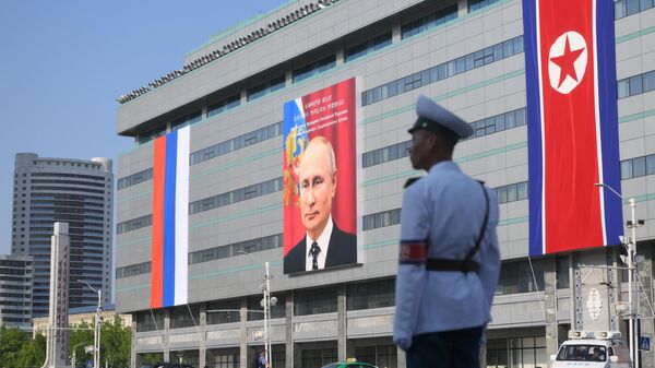 Баннер с портретом президента РФ Владимира Путина на здании в Пхеньяне
