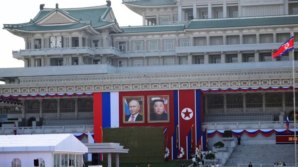 Портреты президента РФ Владимира Путина и председателя Государственного совета КНДР Ким Чен Ына на здании Национальной библиотеки (Народного дома учебы) в Пхеньяне