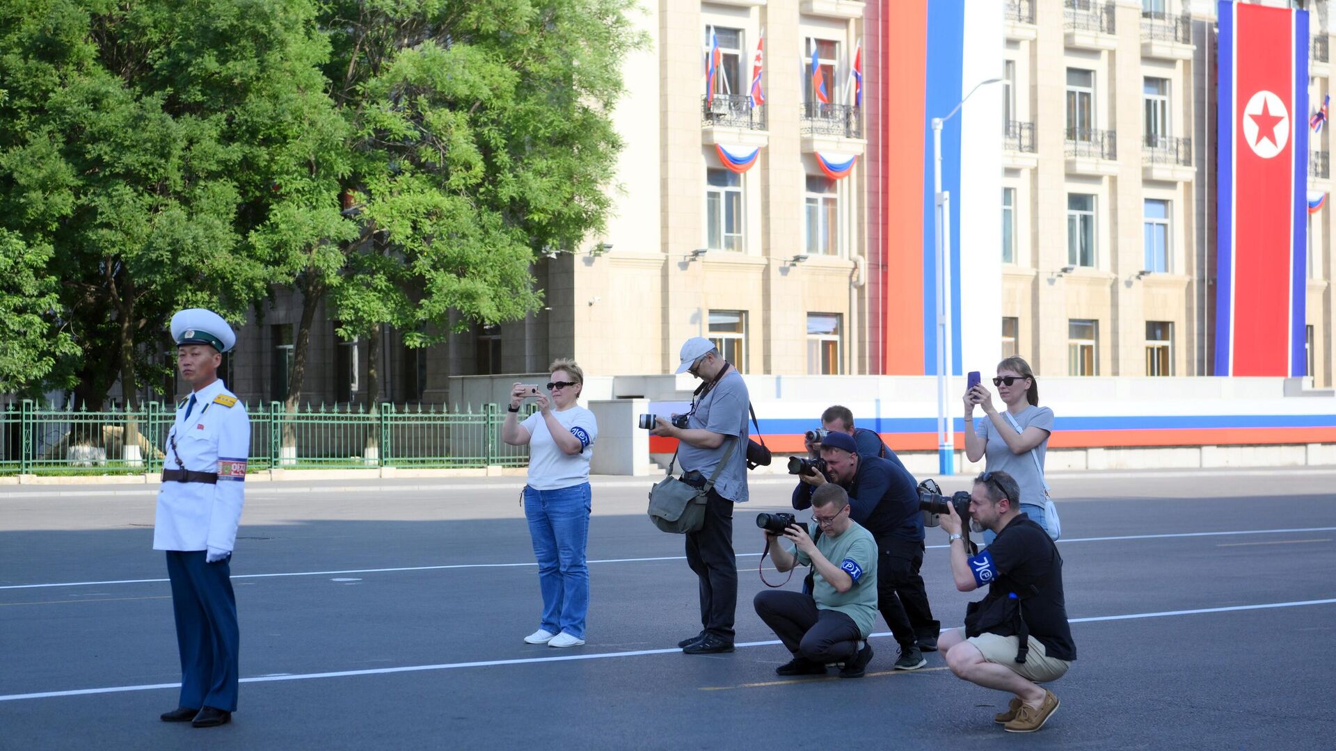 Журналисты занимаются фотосъемкой на улице в Пхеньяне перед визитом президента России Владимира Путина - РИА Новости, 1920, 19.06.2024