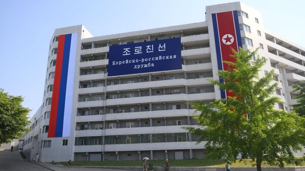 Флаги КНДР и России на здании в Пхеньяне