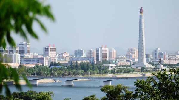 Вид Пхеньяна. На дальнем плане справа: Монумент идей чучхе