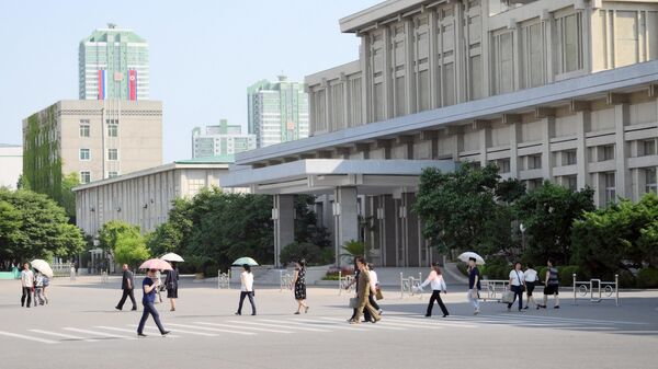 Прохожие на улице в Пхеньяне
